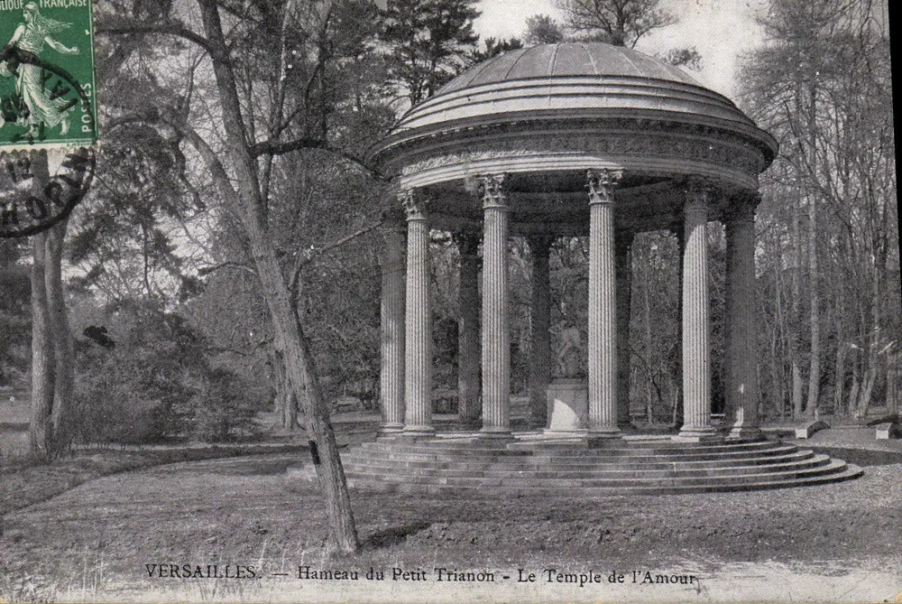 Versailles — Hameau du Petit Trianon — Tempel der Liebe - Vorderseite