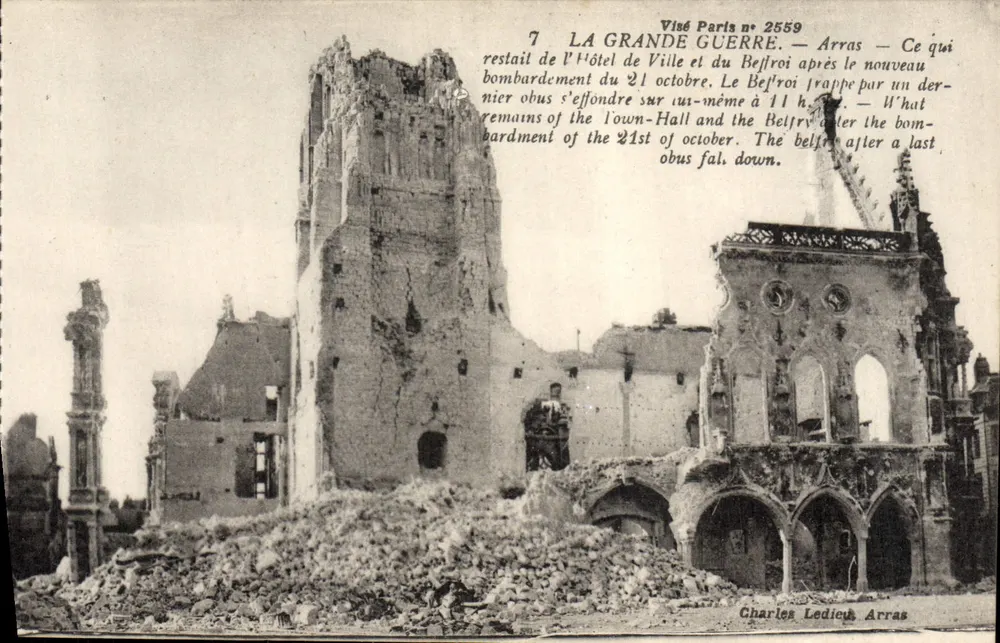 Arras — Ruínas do Hotel de Ville e do Beffroi após o bombardeio de 21 de outubro — Visé Paris n° 2559 - Frente
