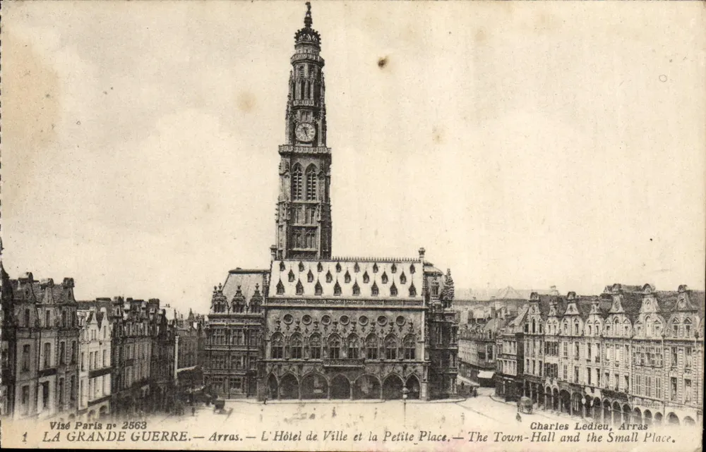 Arras — Das Rathaus und der Kleine Platz — Charles Ledieu, Arras - Vorderseite