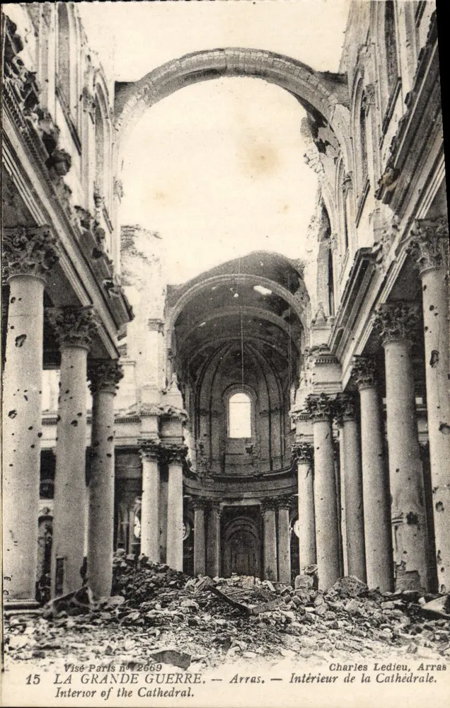 Interior da catedral de Arras — destruído durante a Grande Guerra — Charles Ledieu, Arras - Frente