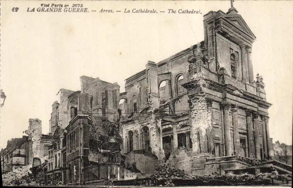 Arras — De Kathedraal — Ruïnes na de Grote Oorlog — Viadé Paris n° 2673 - Voorkant