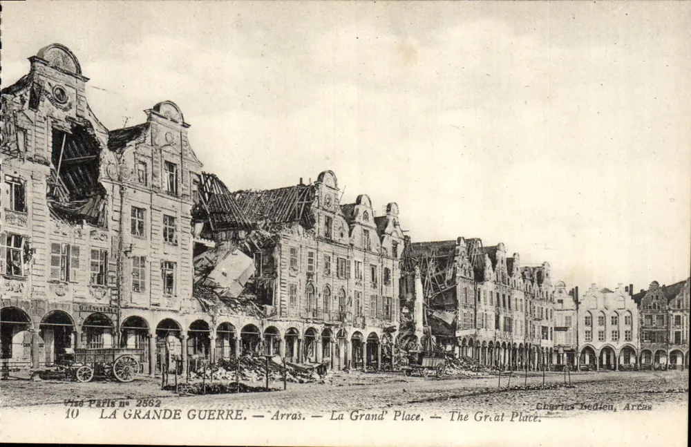 Arras — La Grand' Place — destrucción — Vues Paris n° 2562 — Chéritas Bedieu, Arcas - Anverso