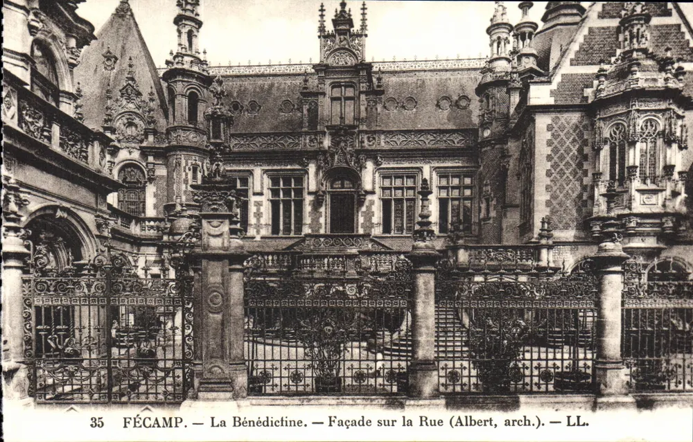 Fécamp — A Bénédictine — Fachada na Rue (Albert, arq.) — LL. - Frente