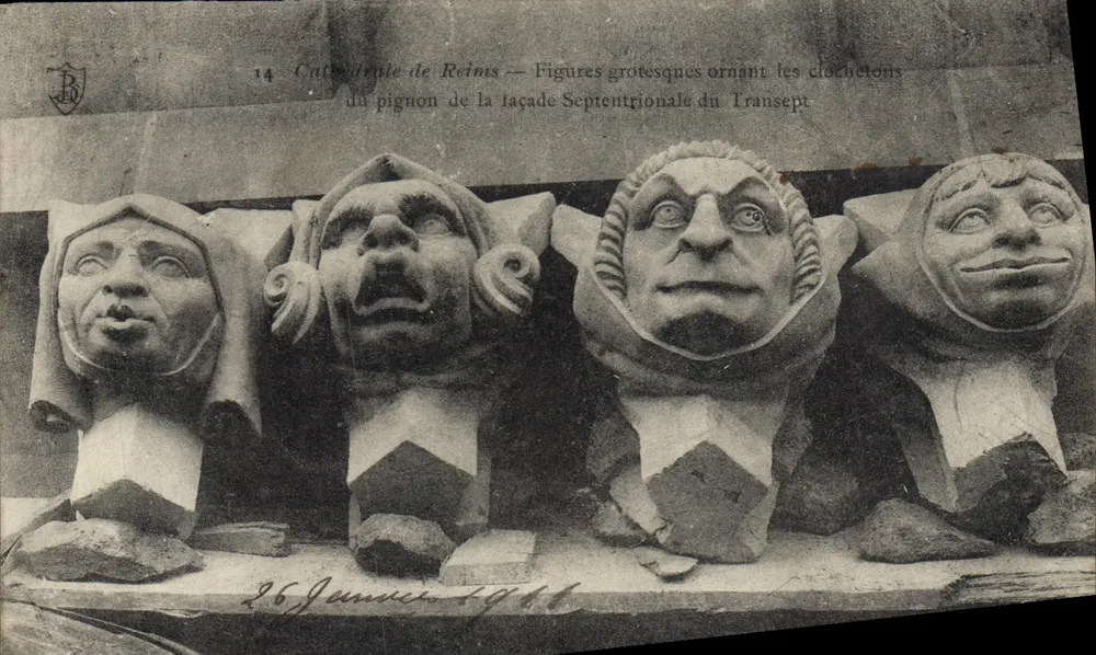 Catedral de Reims — Figuras grotescas ornando os sinos da fachada norte do transepto - Frente