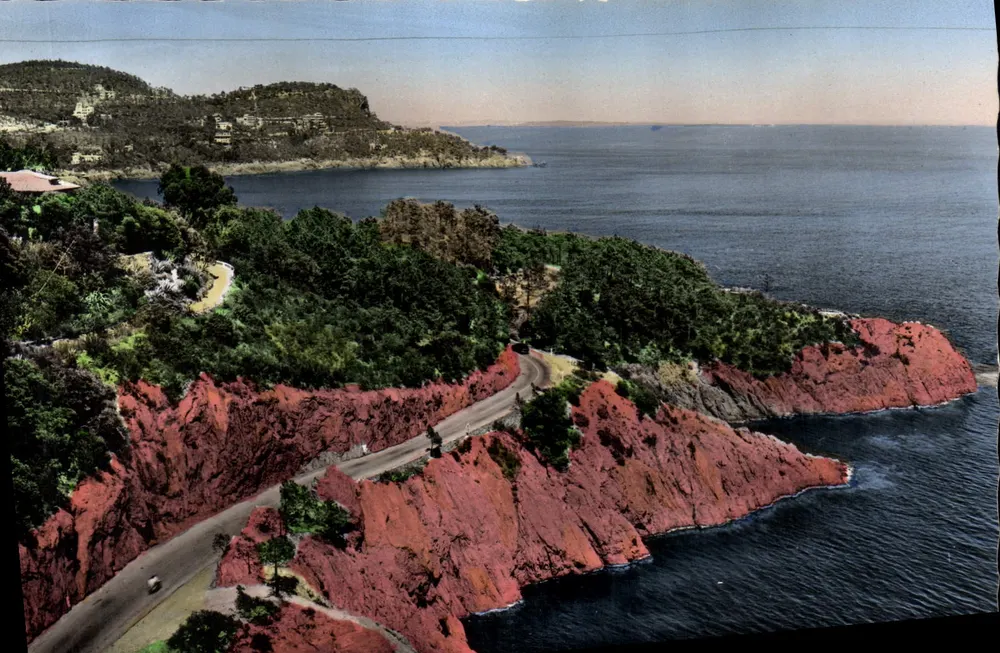 Die Côte d'Azur — LE TRAYAS (Var), die Straße der Corniche d'Or, im Hintergrund der Col de l'Esquillon — Éditions Rella, französische Herstellung, Nice - Vorderseite