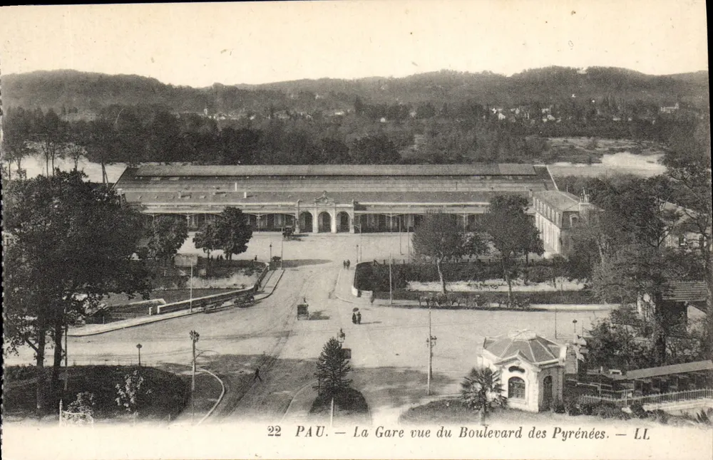 PAU — Die Station vom Boulevard des Pyrénées aus gesehen — LL - Vorderseite