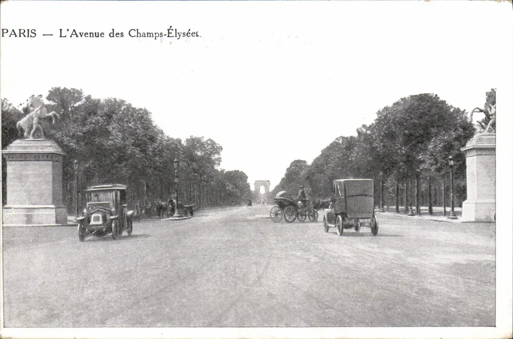 PARIS — A Avenida dos Campos Elísios — vista panorâmica com veículos e Arco do Triunfo no fundo - Frente