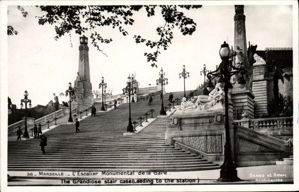 Marseille — Der monumentale Treppenaufgang der Station — Architekten Sènes und Arnal - Vorderseite