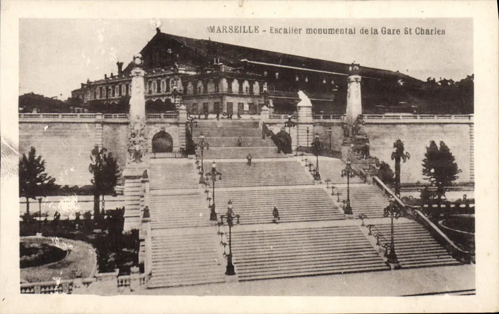 Marseille — Monumentale Treppe der Bahnhof Saint-Charles - Vorderseite