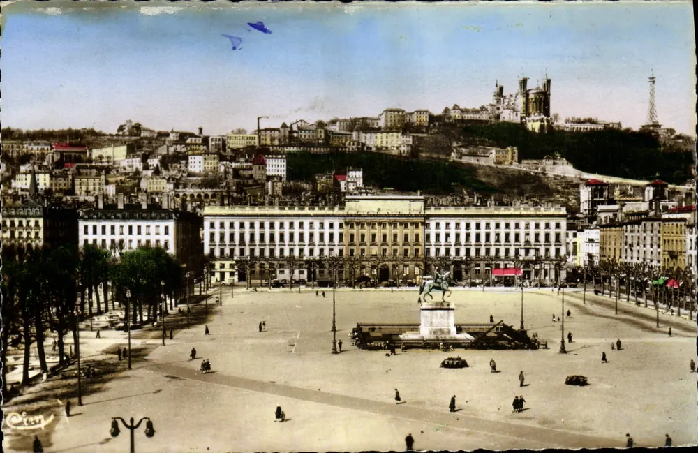 Lyon - Place Bellecour — vista panorâmica com estátua equestre — editor Cinq, n° 207 - Frente