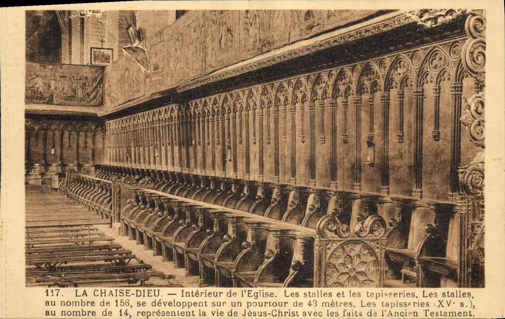La Chaise-Dieu — Innenraum der Kirche — Die Bänke und Wandteppiche (15. Jh.) - Vorderseite