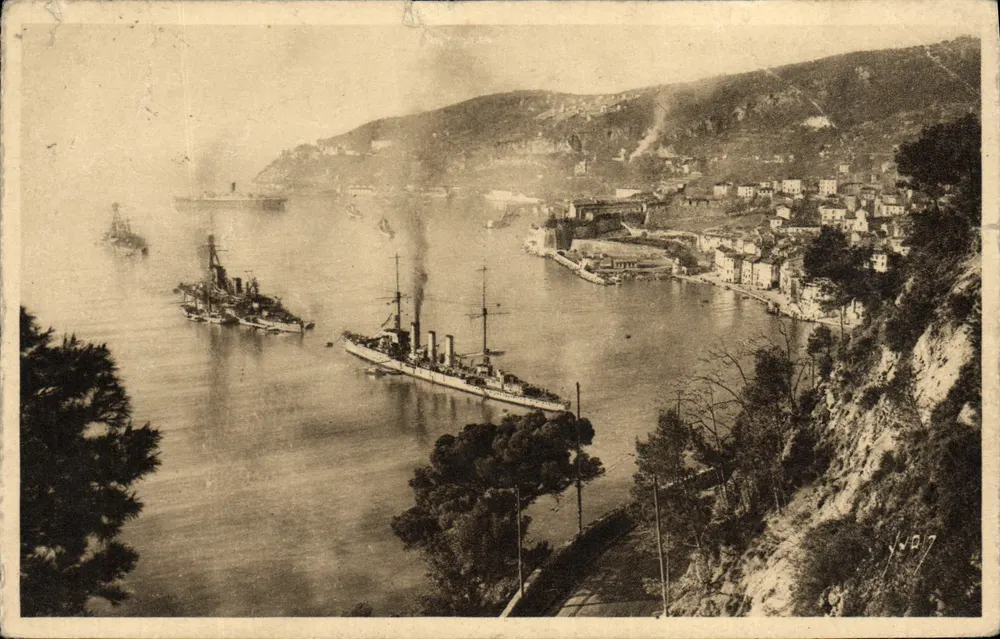 La Rade de Villefranche — vue du port avec navires de guerre — Les Editions Françaises - Frente