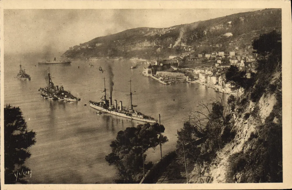 A Baía de Villefranche-sur-Mer — vista portuária com navios — YVON, n°409 - Frente