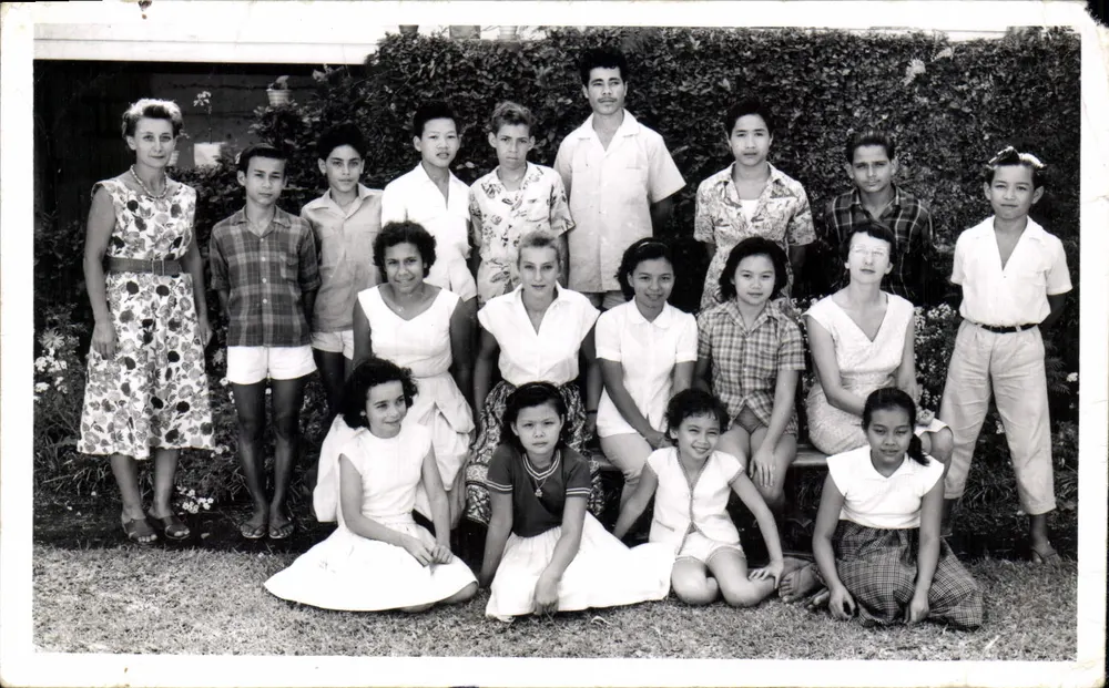 Gruppe von Kindern und Erwachsenen — Garten - Vorderseite