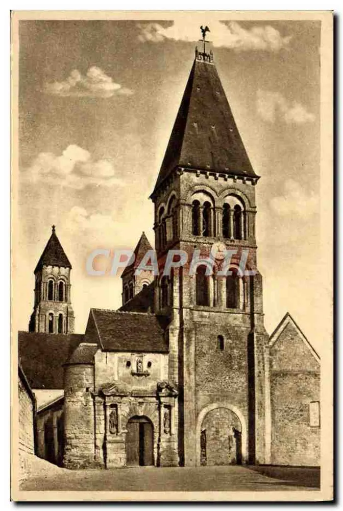 Mcrienval (Oise) — Fassade der Kirche Notre-Dame, ehemalige Abteikirche der Benediktiner — Photo P. Ducos, Pierrefonds - Vorderseite