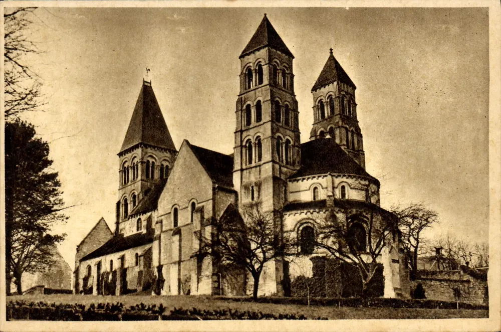Moriénval (Oise) — Kirche Notre-Dame (Südseite) — Ehemalige Abteikirche der Benediktiner — Photo P. Duclos, Pierrefonds - Vorderseite