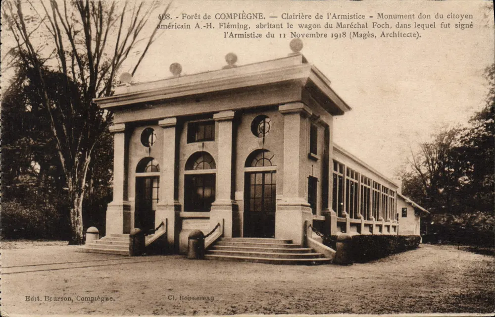 Floresta de Compiègne — Clarity da Renderização — Monumento do cidadão A.-H. Fléming, abrigando o vagão da Renderização assinado pelo Mariscal Foch, 11 novembro 1918 (Magès, Arquiteto) - Frente