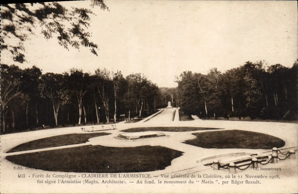 Woud van Compiègne — Veld van het Wapenstilstand — Algemene uitzicht op het monument van het « Matin » - Voorkant
