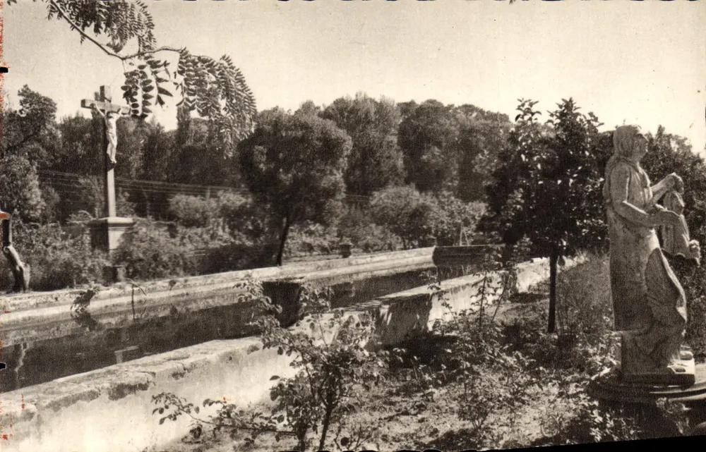 Casa de Repouso de Montolicu (Aude) — vista do jardim com estátua e cruz — n° 4828 - Frente