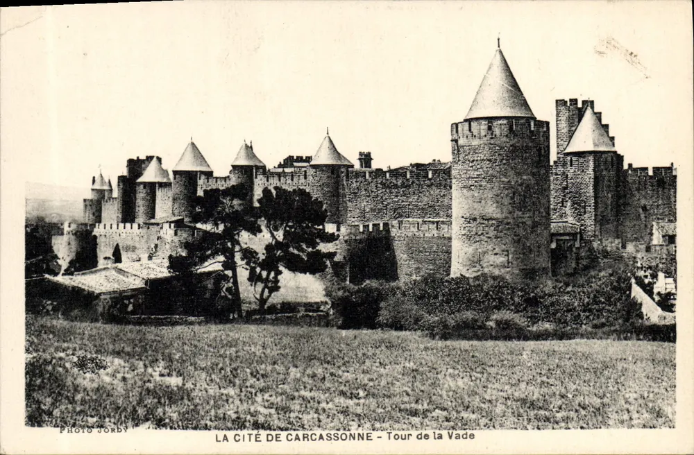 A Cidade de Carcassonne — Torre da Vade — Foto Jordy - Frente