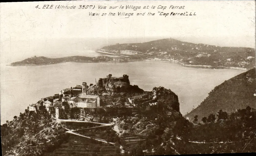 Eze (Höhe 350m) — Ansicht des Dorfes und des Cap Ferrat — LL - Vorderseite