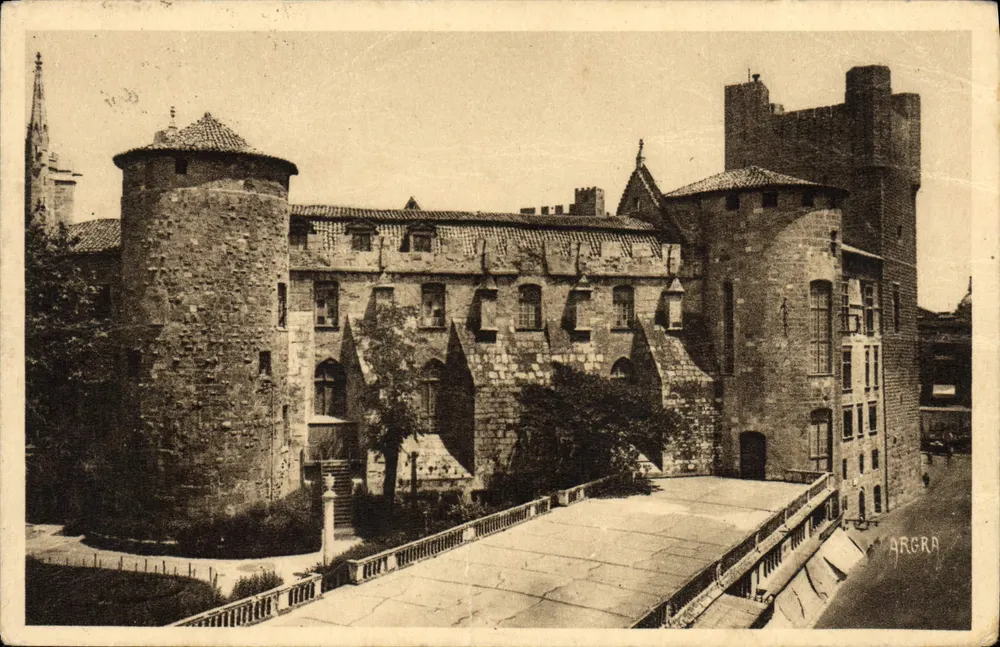 Ancien Palais des Archevêques — vue du bâtiment avec tours rondes et carrées — éditeur ARGRA - Frente