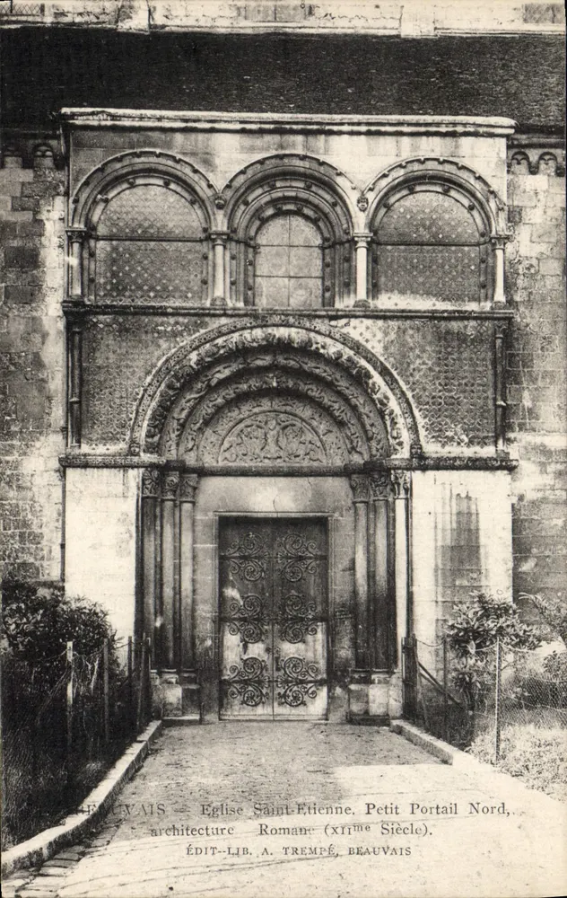 Beauvais — Die Kirche Saint-Étienne. Kleiner nördlicher Portal, romanische Architektur (12. Jahrhundert). - Vorderseite