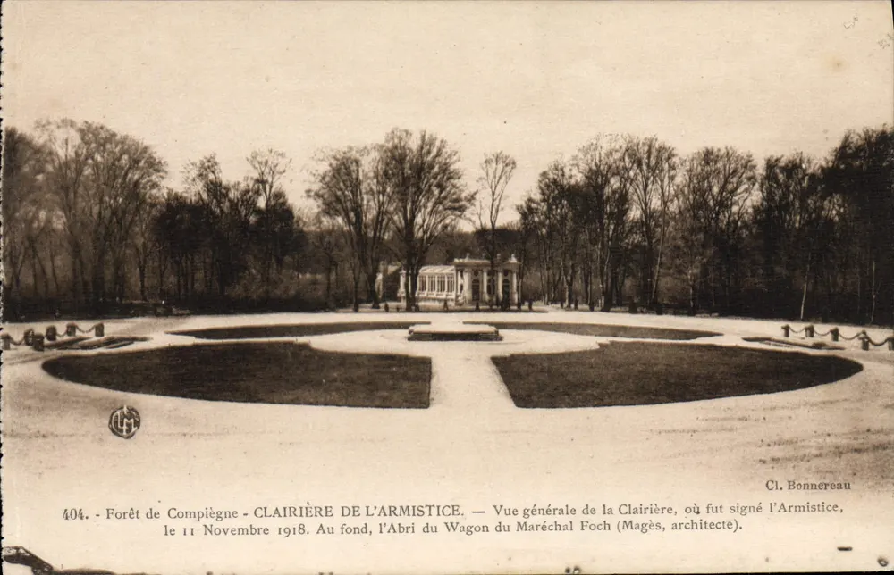 Wälder von Compiègne - Armistice Clearing — Allgemeiner Blick auf das Gelände, an dem der Waffenstillstand unterzeichnet wurde, im Hintergrund das Schutzschlafwagen-Unterschlupf des Marschalls Foch (Magès, Architekt). - Vorderseite