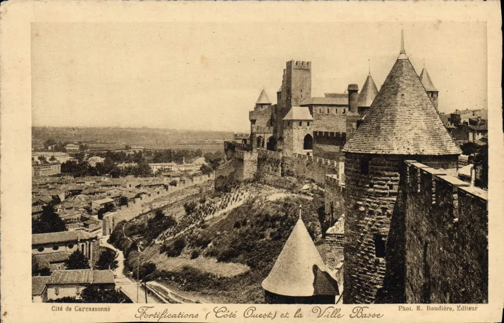 Cidade de Carcassonne — Fortificações (Lado Oeste) e a Cidade Baixa — Fot. E. Roudière, Editor - Frente