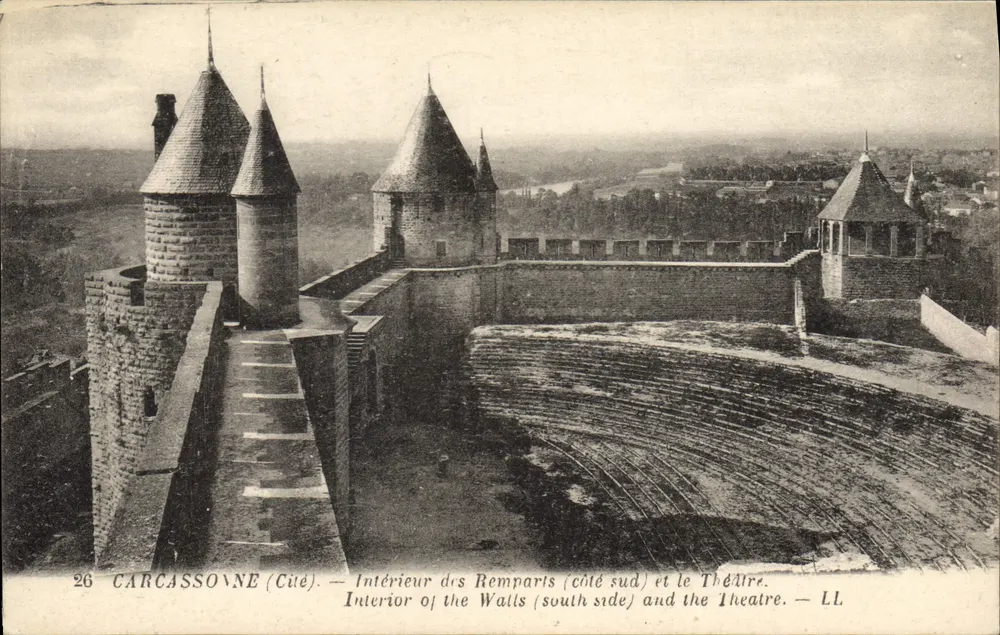 Carcassonne (Befestigung) — Innenansicht der Mauern (Südseite) und das Theater — LL - Vorderseite