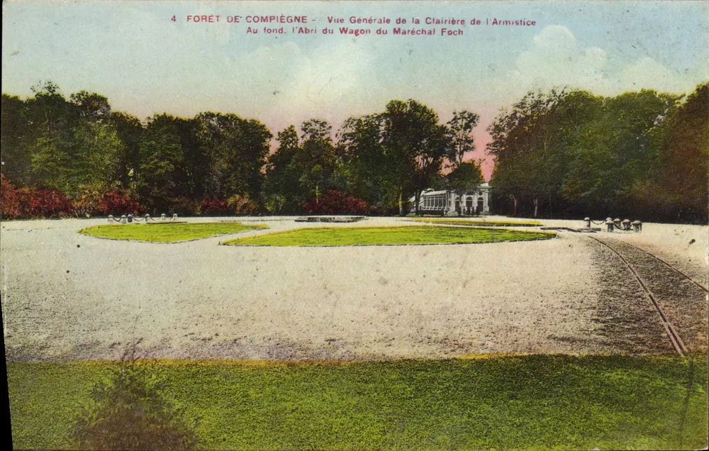 Forêt de Compiègne — Allgemeiner Blick auf den Wiesen des Waffenstillstands — Schutzraum des Wagens des Marschalls Foch - Vorderseite