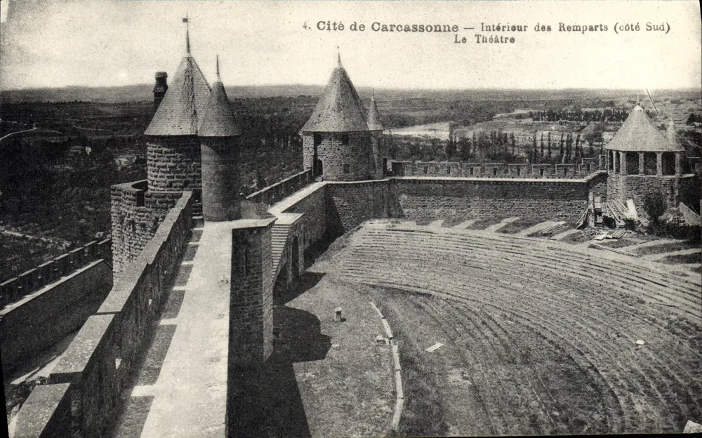Stadt Carcassonne — Innenansicht der Mauern (Südseite) — Das Theater — Foto. A. TINIAUX, Toulouse - Vorderseite