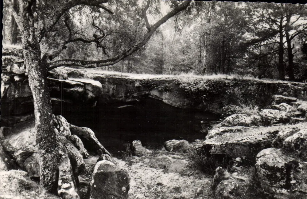 A gruta de Béatrice — Marlotte-Saint-Martin — Foto Collin, Tannay - Frente