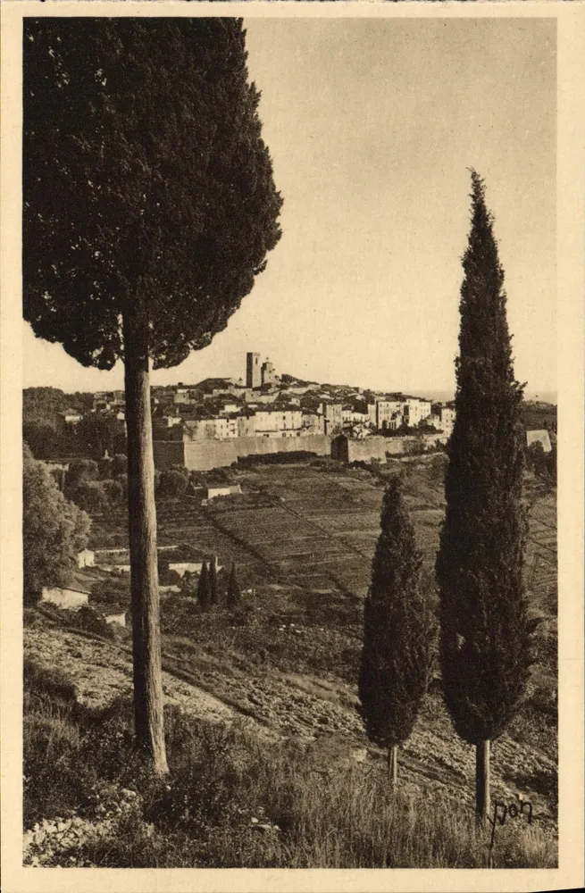 Saint-Paul (Alpes-Maritimes) — Allgemeiner Blick durch die Zypressen — Éditions d'Art Yvonne, Paris - Vorderseite