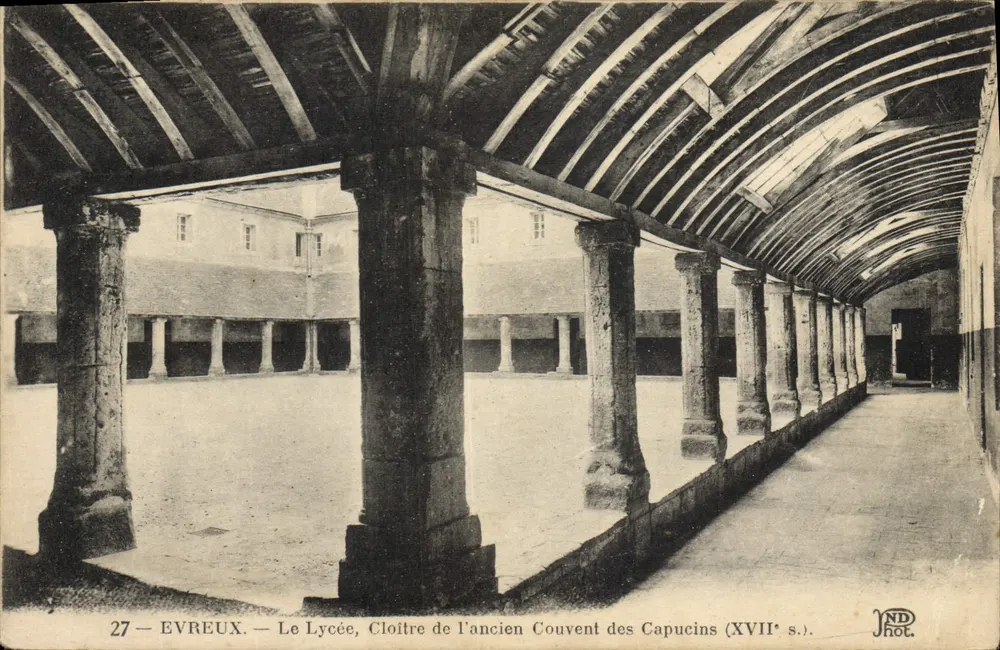 Evreux — O Liceu, Cloître do antigo Convento dos Capuchinhos (século XVII) — ND Phot. - Frente