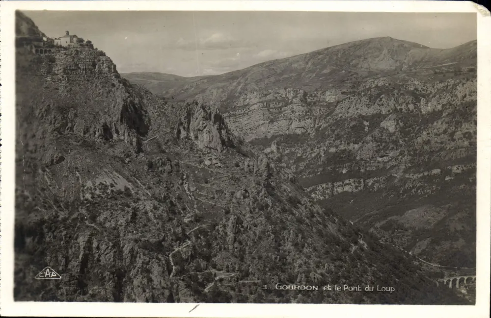 Gourdon e o Ponte do Lobo — vista panorâmica das gargantas — editor C. Cavalier - Frente
