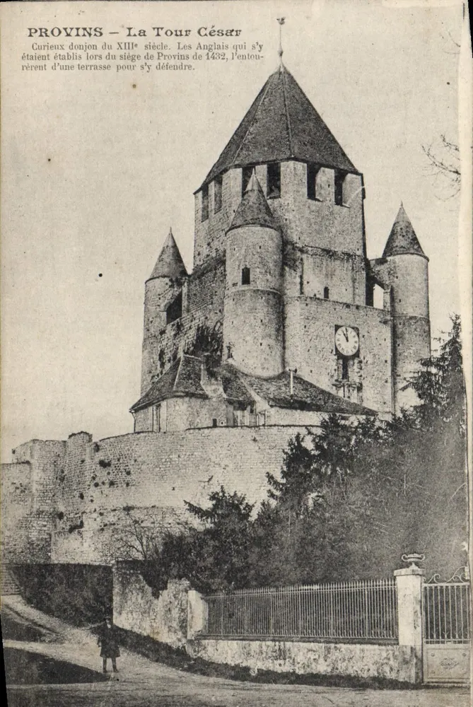 Provins — A Torre César — Curioso donjon do século XIII. Os ingleses que se estabeleceram lá durante o cerco de 1432, o cercaram de uma varanda para se defenderem. - Frente