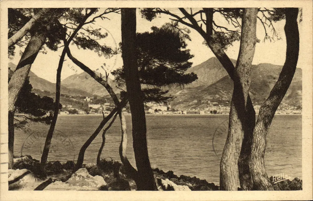 Cap Martin — Ansicht von Menton zwischen den Kiefern — Rella - Vorderseite