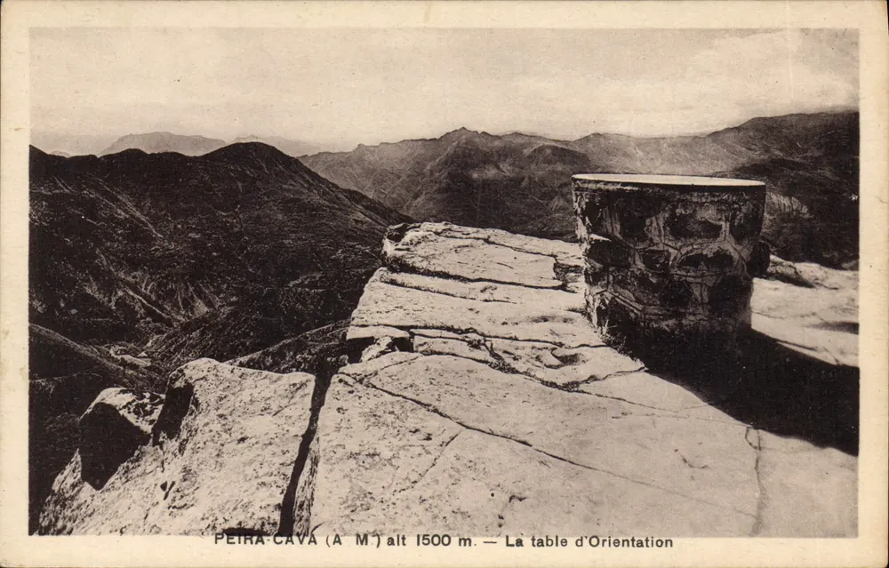 Peïra-Cava (A.M.) alt 1500 m. — A mesa de orientação - Frente