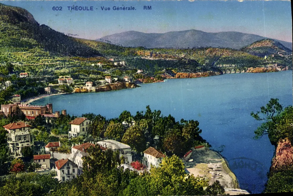 Théoule - Vista Geral — vista panorâmica do lago e das casas nas encostas, editor RM - Frente