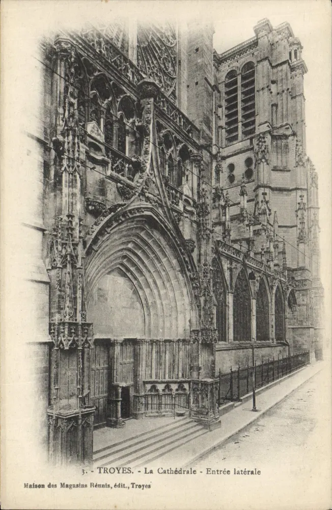 Troyes - A Catedral - Entrada lateral — Maison des Magasins Réunis, editor, Troyes, n°3 - Frente