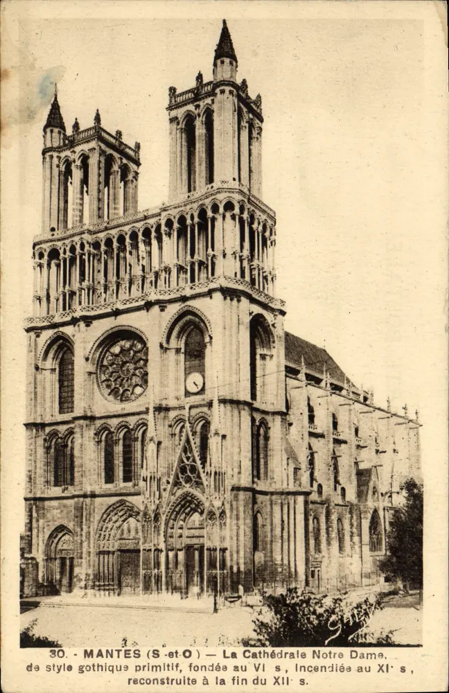 MANTES (S.-et-O) — La Cathédrale Notre-Dame, de style gothique primitif, fondée au VIe s., reconstruite à la fin du XIIe s. - Frente