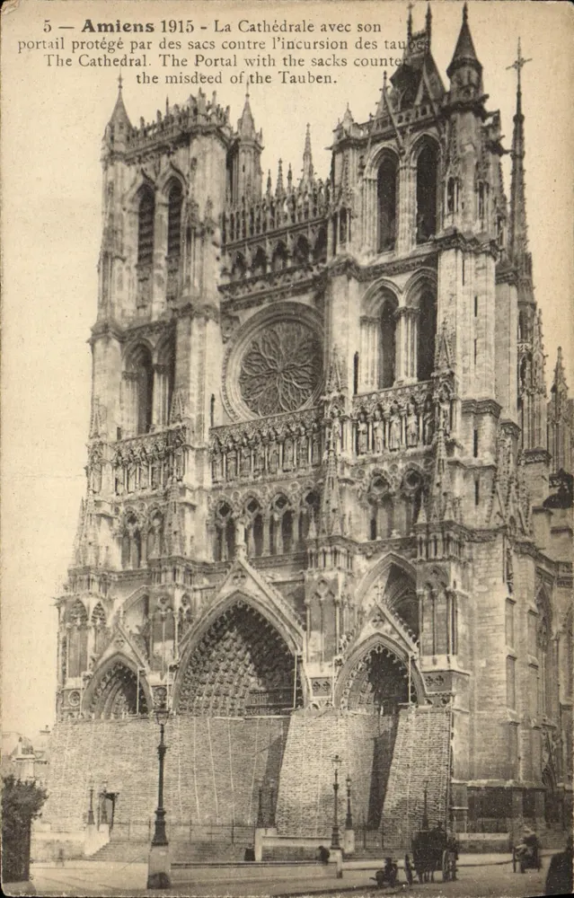 Amiens 1915 — A Catedral com seu portal protegido por sacos contra a incursão das taubes — editor não identificado, n° de série 5 - Frente