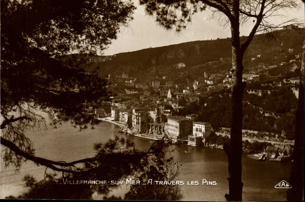 Villefranche-sur-Mer — Através dos Pinheiros — CAB - Frente