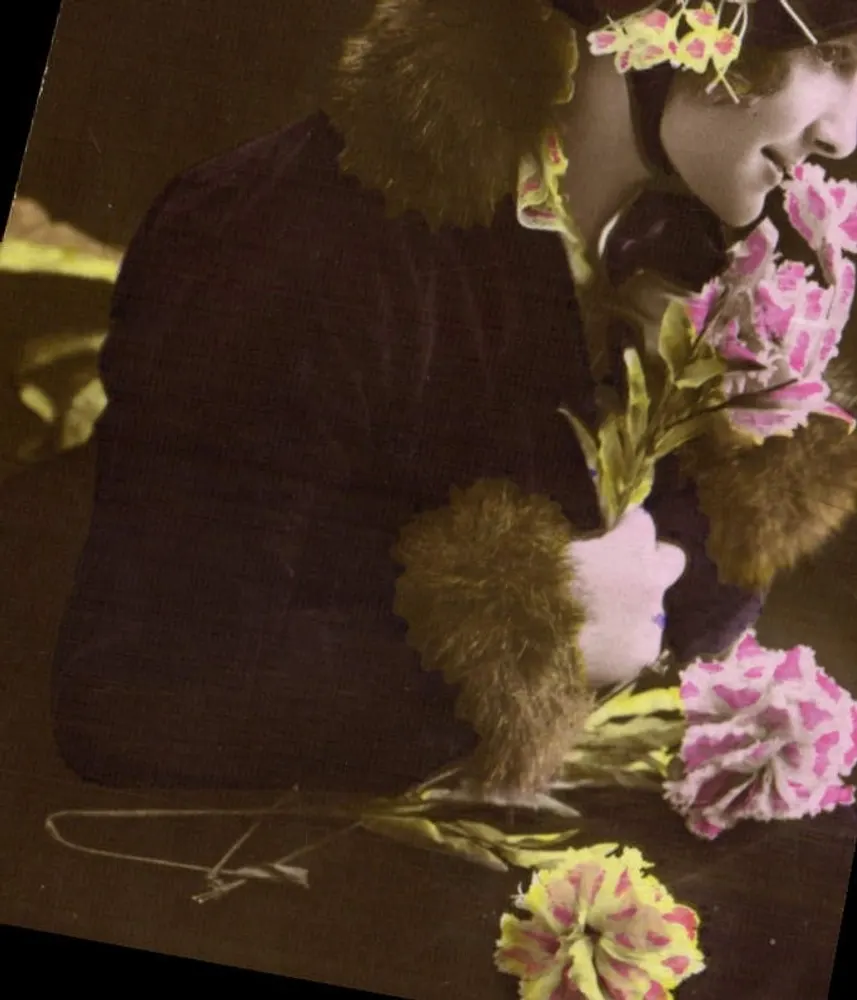 Femme en manteau à fourrure — bouquet de fleurs — éditeur non visible - Vorderseite