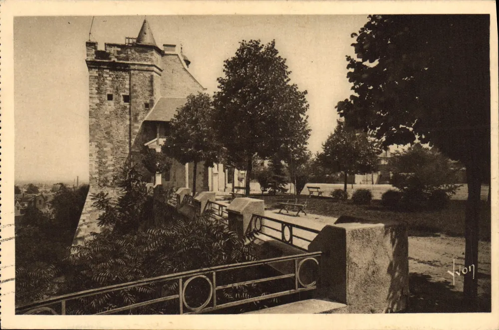Montluçon (Allier) — Die Esplanade und das alte Bourbon-Schloss — Les Éditions d'Art Yvot, Paris - Vorderseite