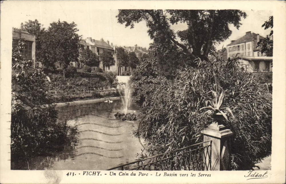 Vichy - Ein Eckbereich des Parks - Der Bassin in Richtung Gewächshäuser — Verlag Ideal, Nr. 413 - Vorderseite