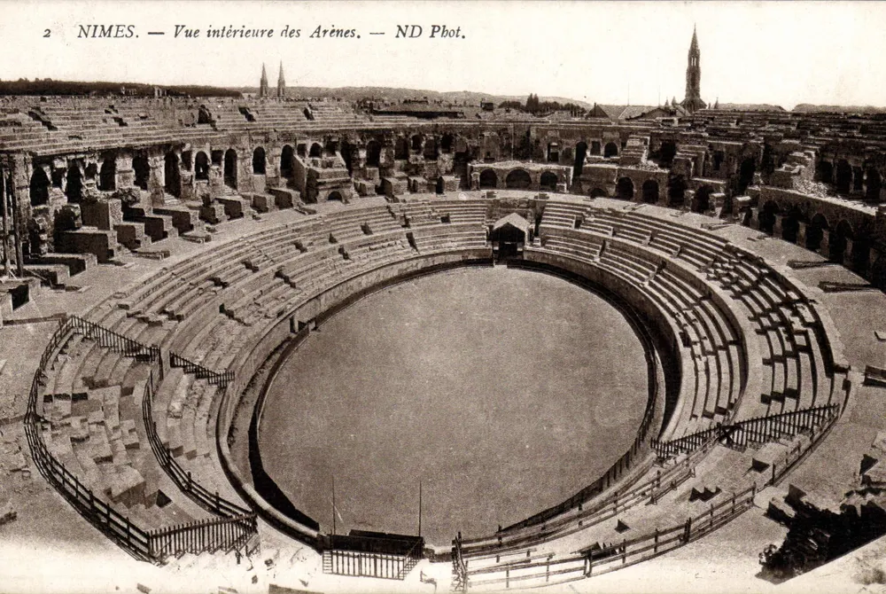 Nîmes — Visão interior das Arenas — ND Phot. - Frente