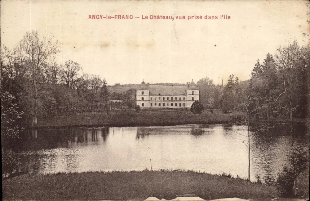 Ancy-le-Franc — Das Schloss, Ansicht aus der Insel - Vorderseite
