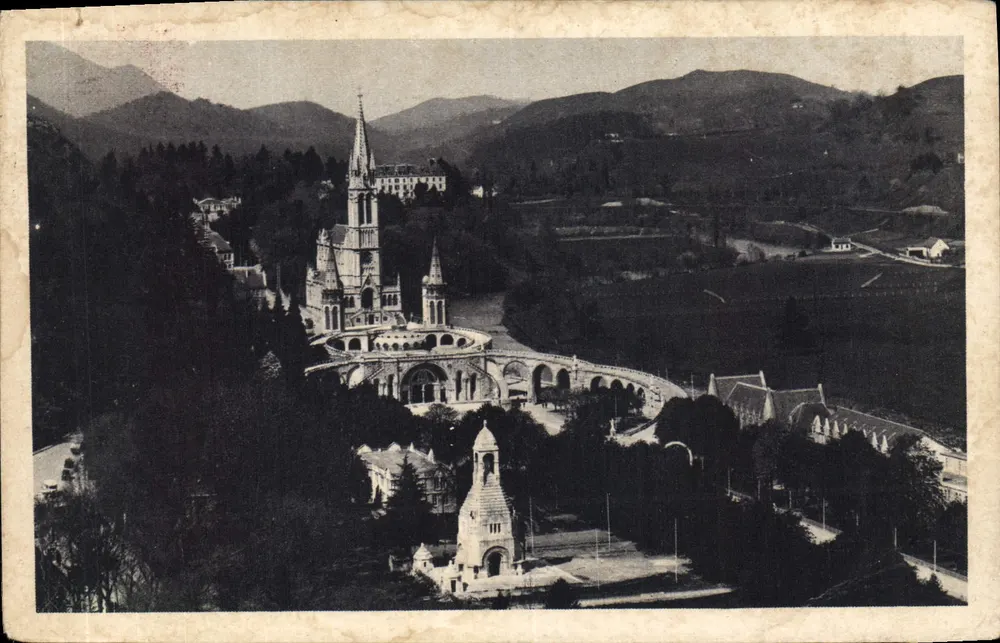 Lourdes — Die Basilika und das Interalliierte Denkmal vom Festungspalast aus gesehen — Edition P. Douche, Lourdes - Vorderseite